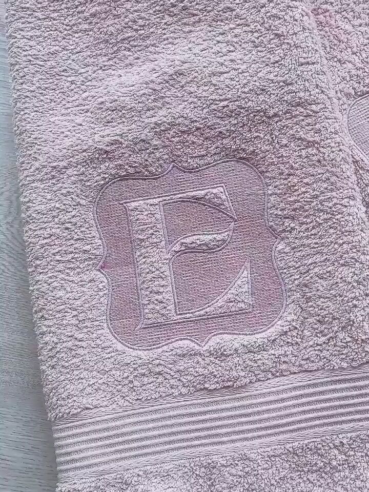 Hímzett törölköző monogrammal - Hímzőshop - Egyedi hímzések